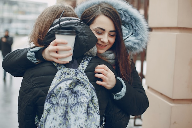 Foto gratuita ragazze in città