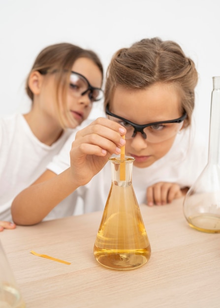 Free photo girls doing chemistry experiments