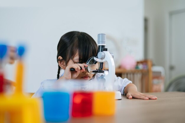 실험실에서 과학 실험을 하는 소녀들. 선택적 초점입니다.