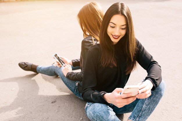 スマートフォンで床で女の子