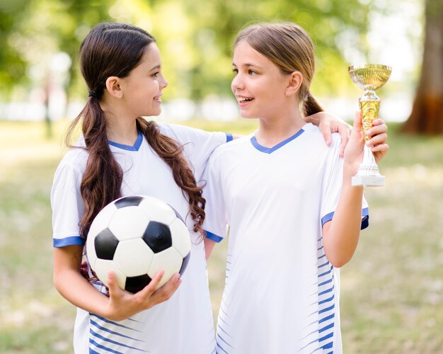 Девушки в футбольном снаряжении смотрят друг на друга