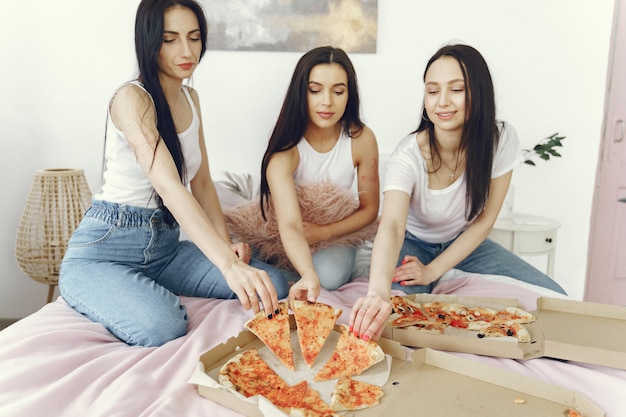 Le amiche hanno una festa in pigiama a casa