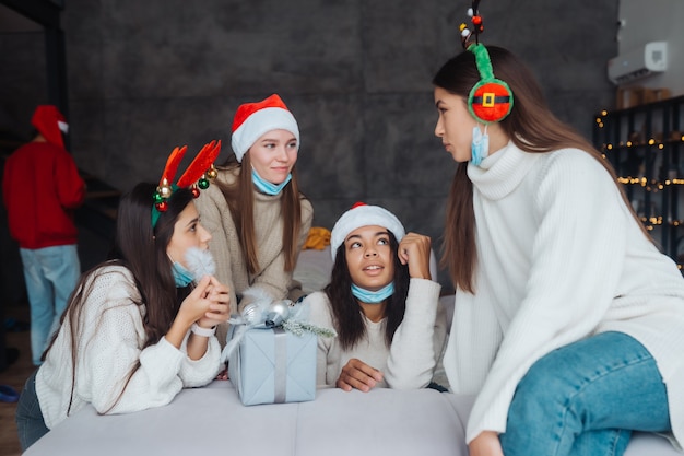 Free photo girls gossiping at home on new year's eve