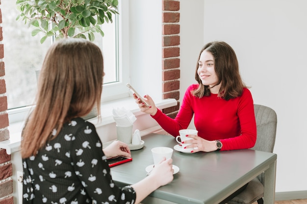 Ragazze che mangiano caffè in un ristorante