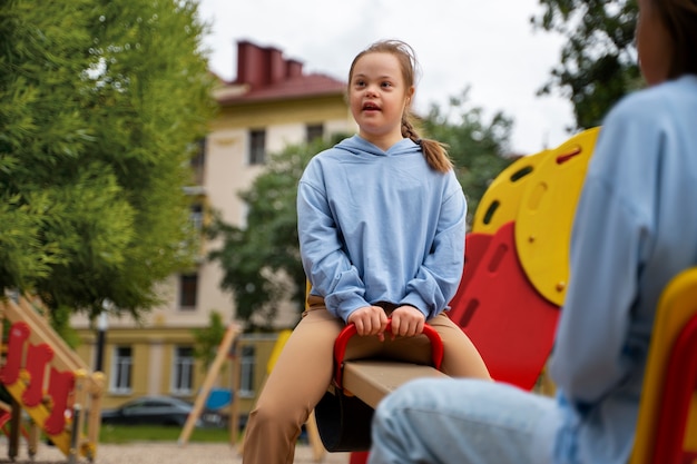 Девушки веселятся в парке, вид сбоку