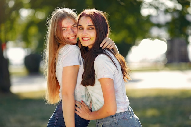 Free photo girls having fun in a park with holi paints