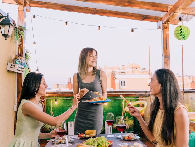 Free photo girls having a good time at rooftop party