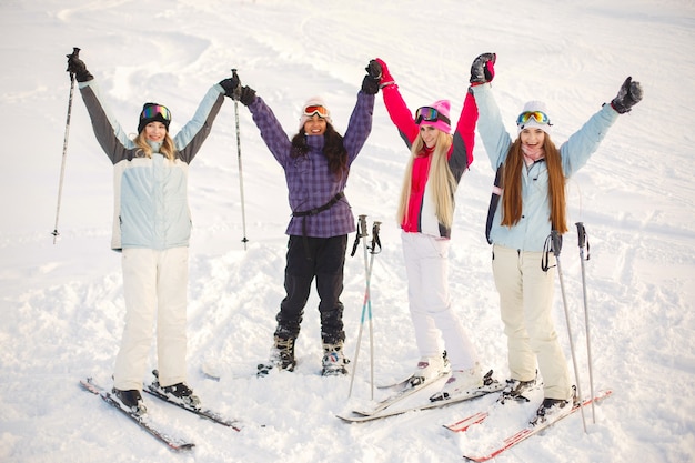 Девочки вышли на лыжах по снегу. развлекается фотографированием. проведите время в горах.
