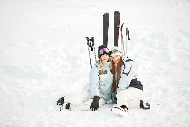 無料写真 女の子たちは雪の中でスキーをしました。写真を撮られるのを楽しんでいます。山で時間を過ごします。