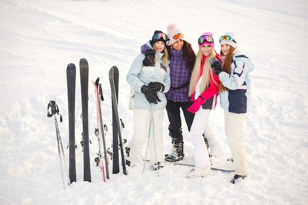 Девочки вышли на лыжах по снегу. Развлекается фотографированием. Проведите время в горах.