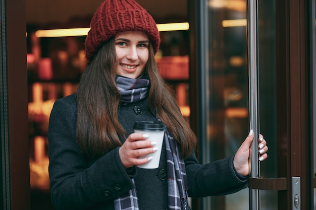 Ragazze vicino alle finestre