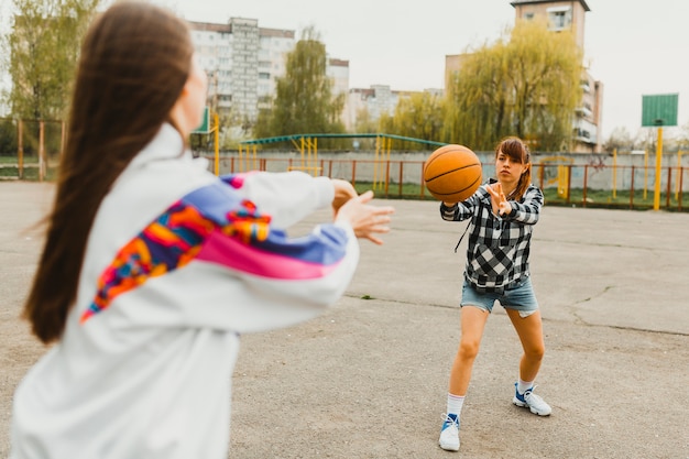 Девушки проходят баскетбол