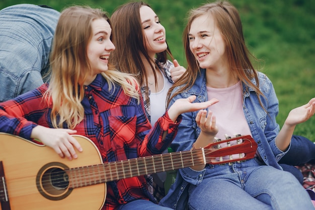 Ragazze su un pic-nic