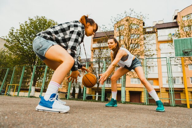 バスケットボールをする女の子