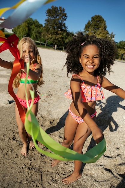 Foto gratuita ragazze che giocano sulla spiaggia a tutto campo