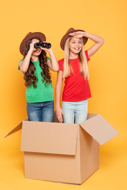 Le ragazze che giocano esplorano il ruolo