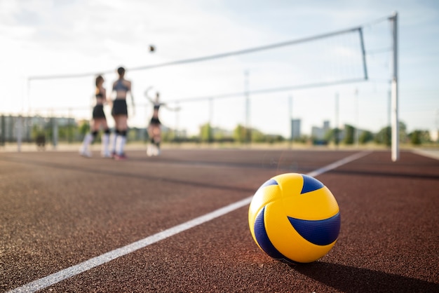 Ragazze che giocano a pallavolo