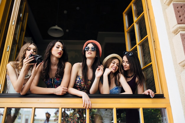 Foto gratuita ragazze che propongono su una terrazza