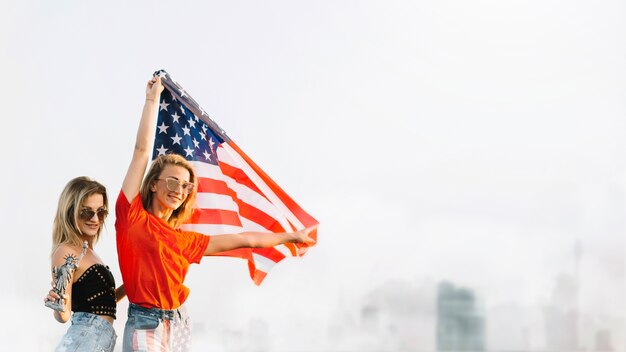 미국 국기와 함께 포즈를 취하는 여자