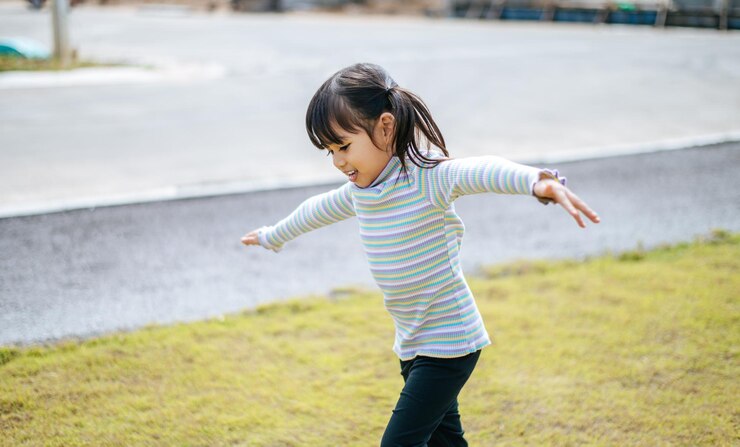 無料Photo 遊び場で走っている女の子。セレクティブフォーカス。