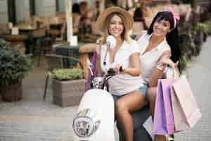 Foto gratuita ragazze sullo scooter