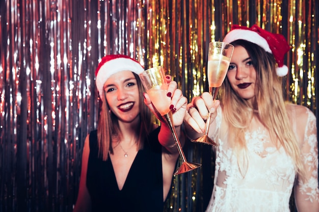 Бесплатное фото Девушки показывают шампанское на вечеринке 2018 года