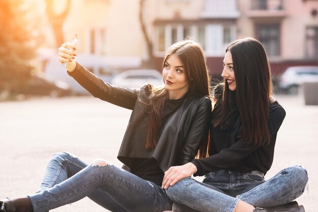 여자는 selfie를 복용하는 동안 바닥에 앉아