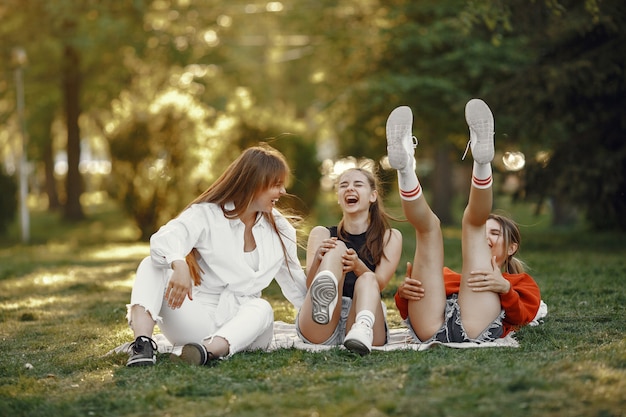 女の子は夏の公園で時間を過ごします