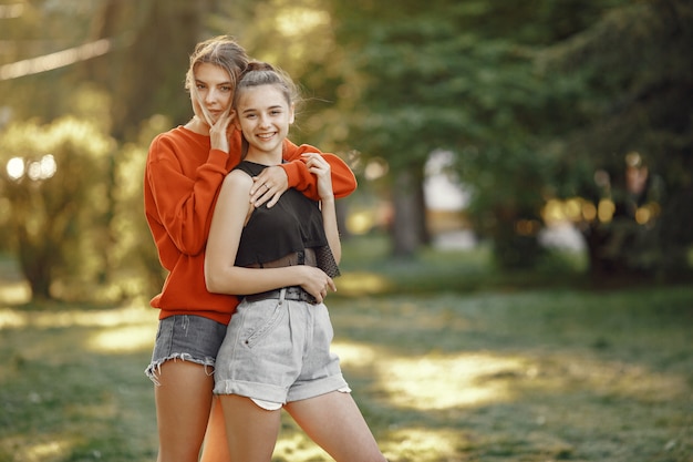 Le ragazze trascorrono del tempo in un parco estivo