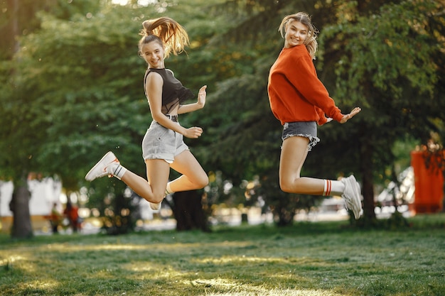 Foto gratuita le ragazze trascorrono del tempo in un parco estivo