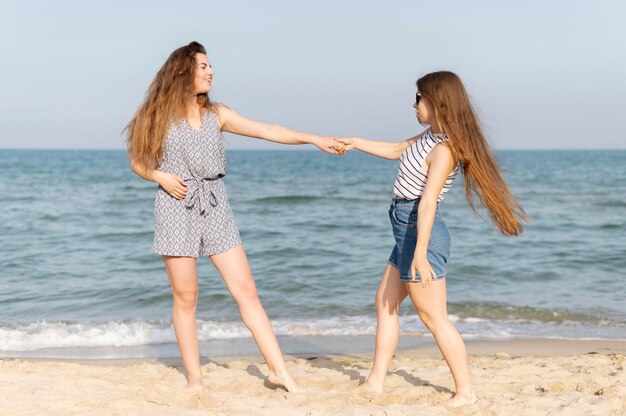 Девочки проводят время вместе на пляже