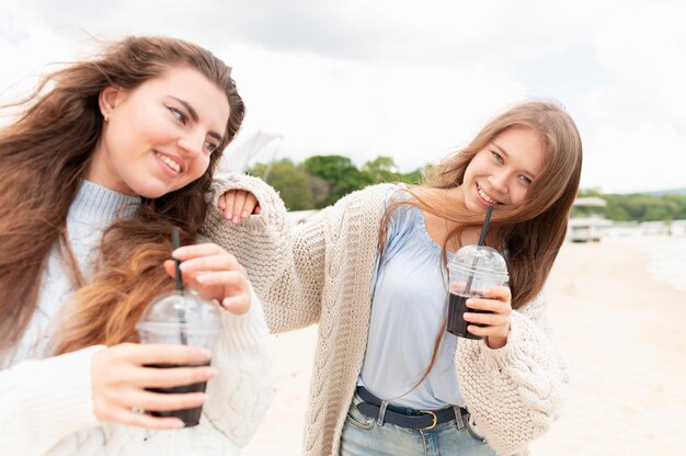 ビーチで一緒に時間を過ごす女の子