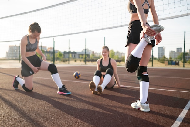 Ragazze che si allungano sul campo di pallavolo