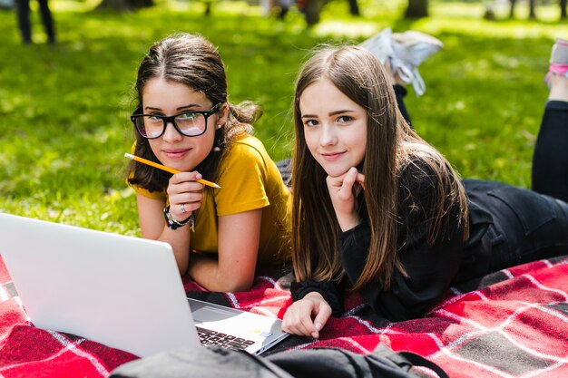 草の上で勉強したり、ポーズを取っている女の子