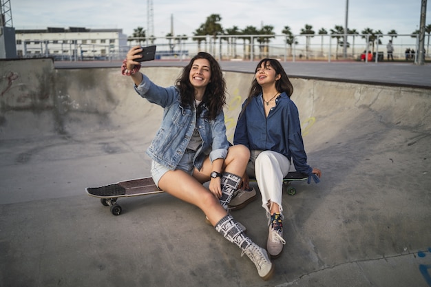 Девушки фотографируются в скейт-парке