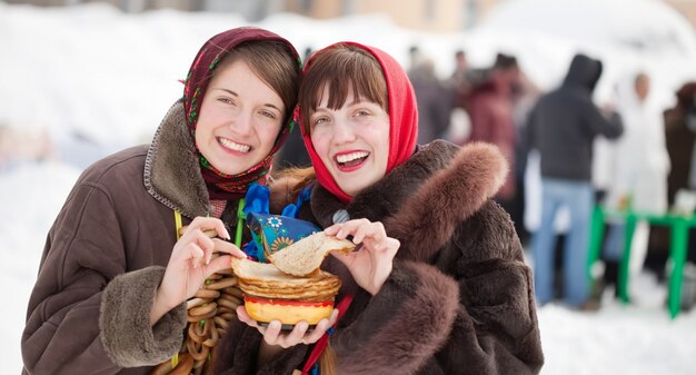 Shrovetideの間にパンケーキを食べる女の子