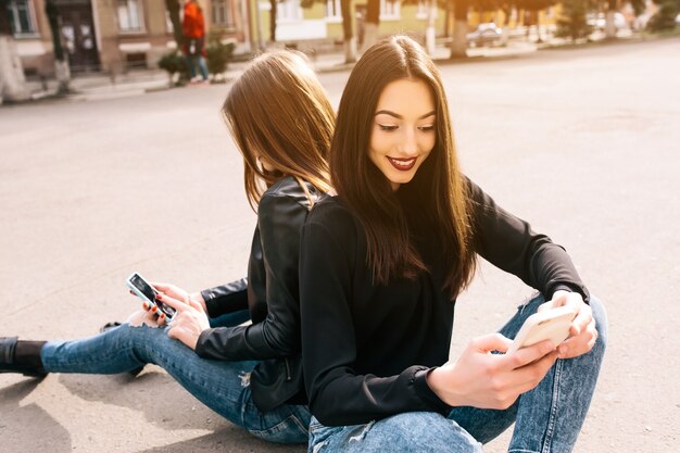 彼女のスマートフォンを使用して女の子