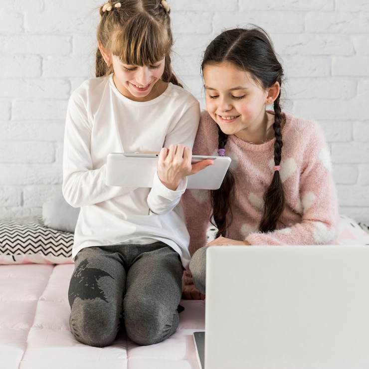 Free Photo girls using tablet