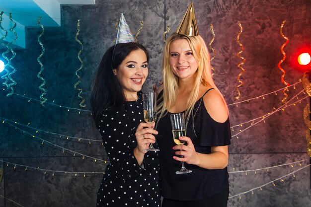 Девушки с бокалом шампанского в канун нового года