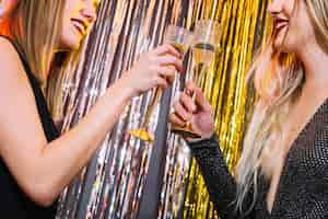 Foto gratuita ragazze con champagne alla celebrazione del nuovo anno