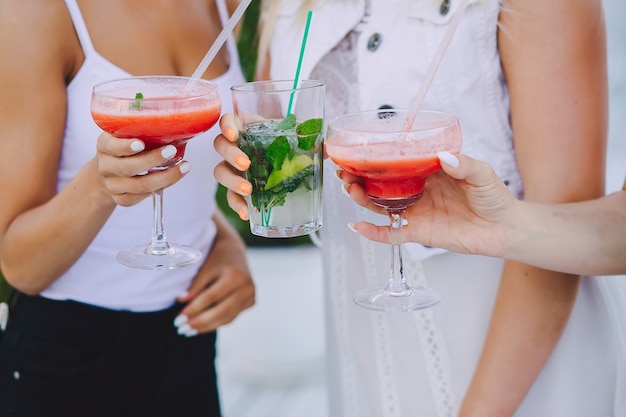 Foto gratuita ragazze con cocktail