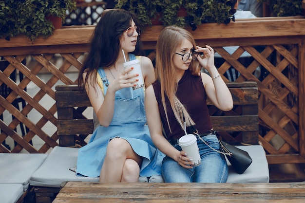 Ragazze con caffè