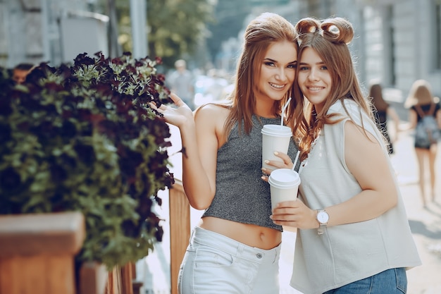 Ragazze con caffè