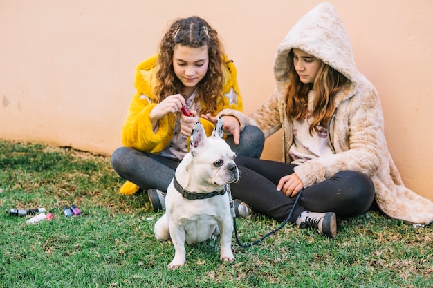 Девушки с собакой на траве