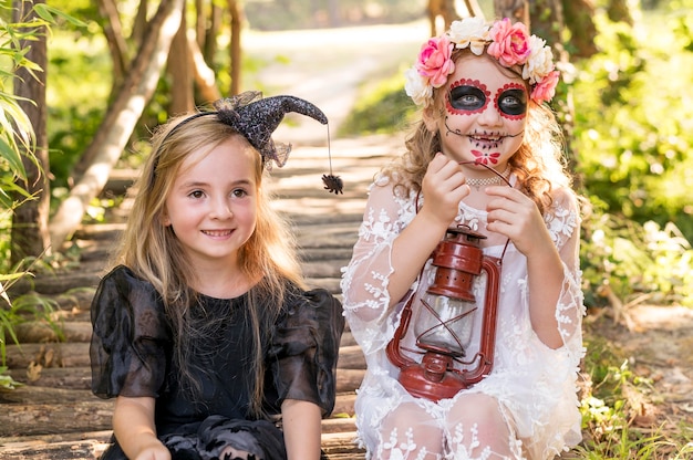 Foto gratuita ragazze con costume di halloween all'aperto