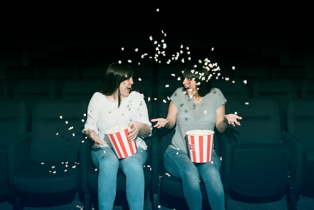 Foto gratuita ragazze con popcorn al cinema