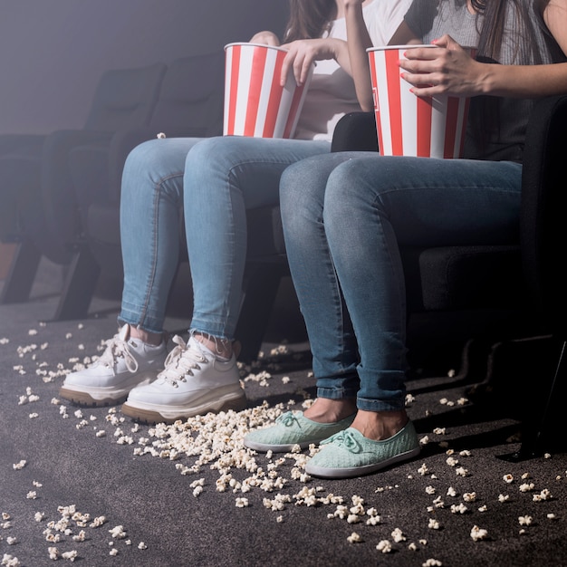 Foto gratuita ragazze con popcorn al cinema