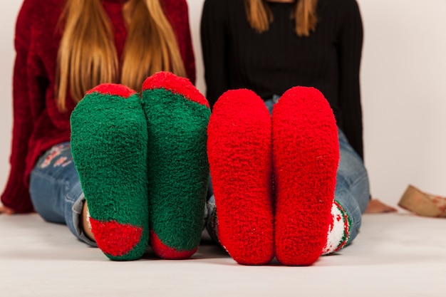 Foto gratuita ragazze con calzini invernali