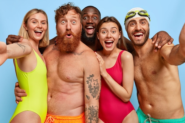 Glad friends posing at the beach