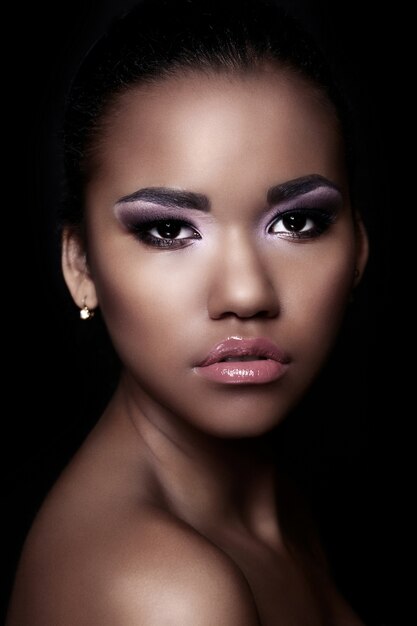 완벽한 깨끗한 피부를 가진 밝은 화장으로 아름다운 섹시한 흑인 젊은 여성 모델의 매력적인 근접 촬영 초상화